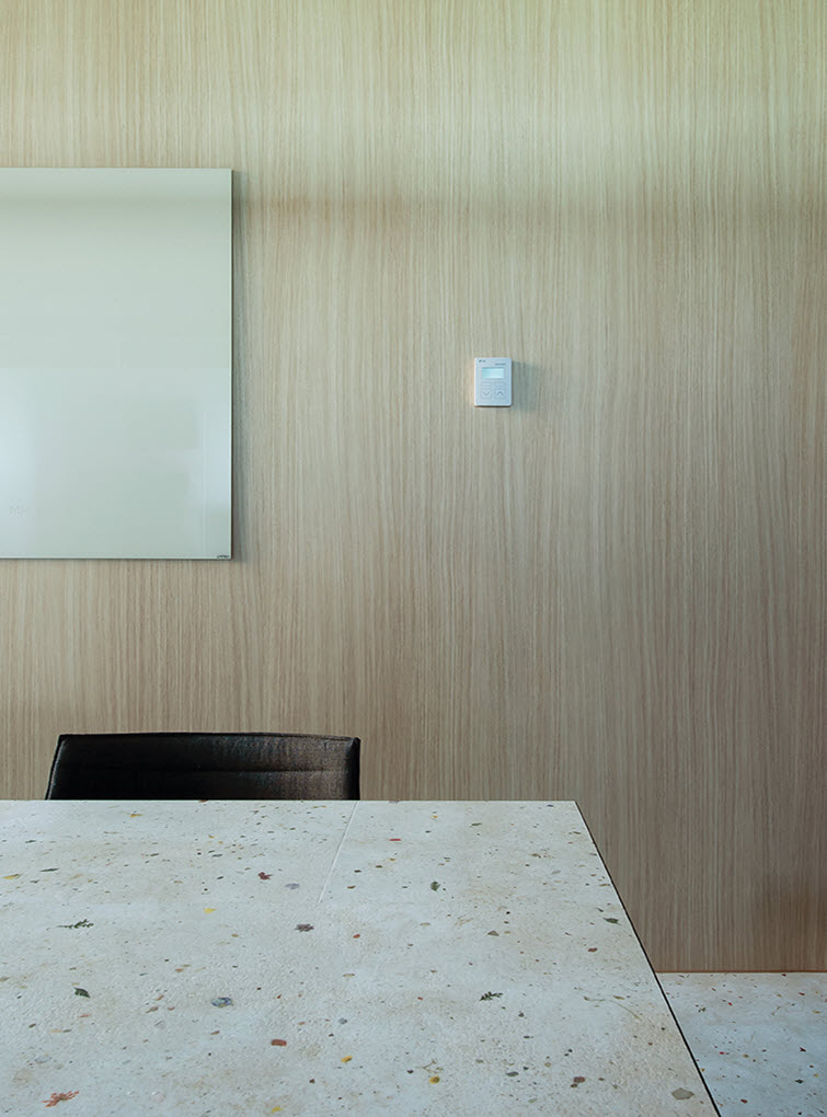 Oslo oak soft beige Clicwall lends the meeting room a fresh character